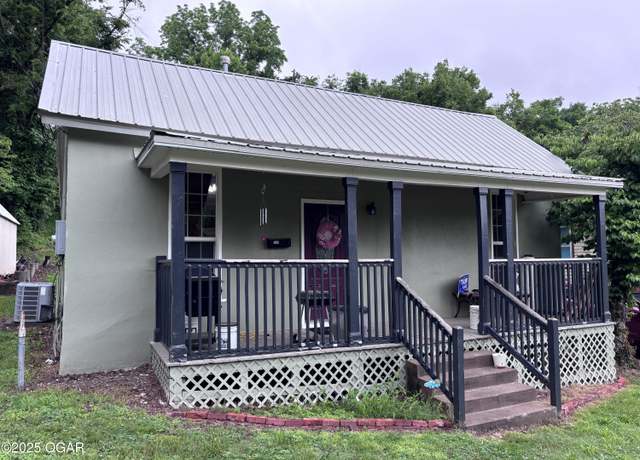 Property at 324 W Hill St, Neosho, MO 64850, 2 beds, 1 bath