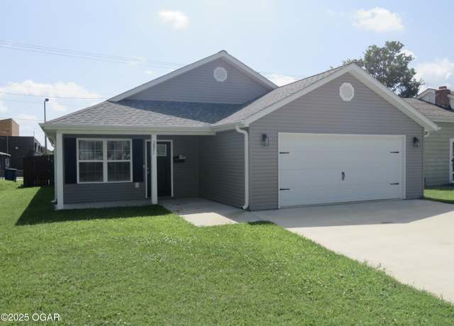 Property at 2821 S Joplin Ave, Joplin, MO 64804, 3 beds, 2 baths