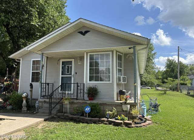Property at 908 E Valley St, Joplin, MO 64801, 3 beds, 1 bath