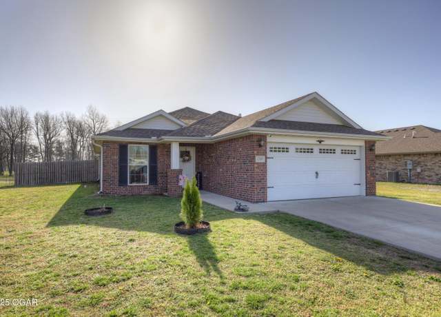 Property at 1215 E Par Cir, Neosho, MO 64850, 3 beds, 2 baths