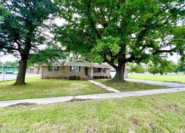 Property at 106 S Roney St, Carl Junction, MO 64834, 3 beds, 1.5 baths