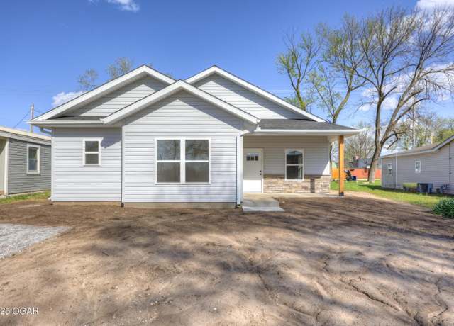 Property at 917 Jefferson Ave, Joplin, MO 64801, 3 beds, 2 baths