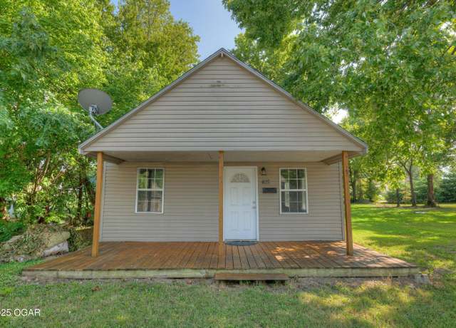 Property at 415 Adams St, Neosho, MO 64850, 2 beds, 1 bath