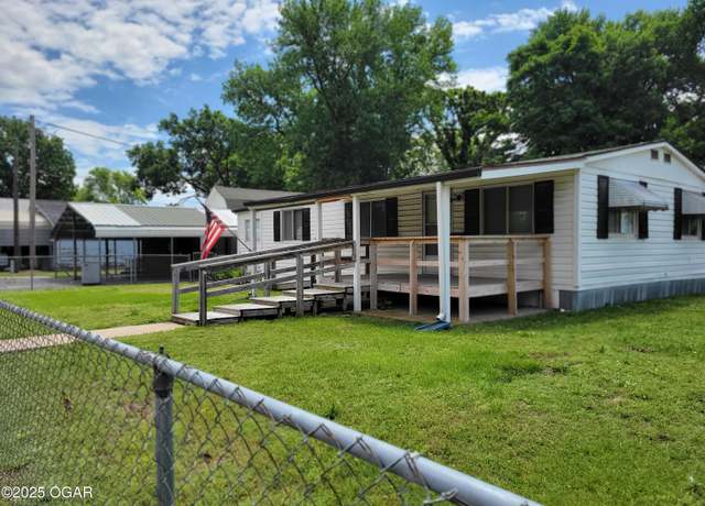 Property at 401 E Daugherty St, Carterville, MO 64835, 2 beds, 1 bath
