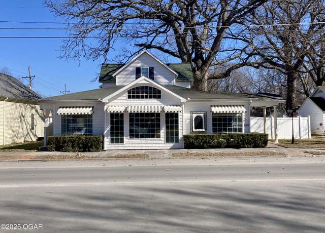 Property at 1204 Grand Ave, Carthage, MO 64836, 3 beds, 1.5 baths