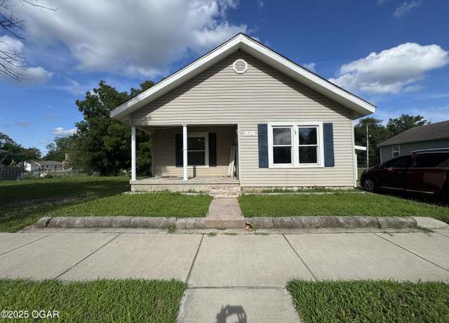 Property at 1711 Missouri Ave, Joplin, MO 64804, 3 beds, 1 bath