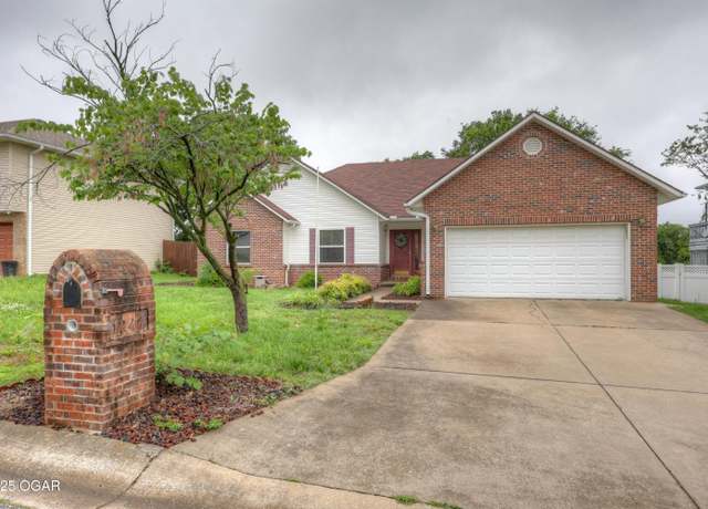 Property at 1241 Douglas Ct, Carthage, MO 64836, 3 beds, 2 baths