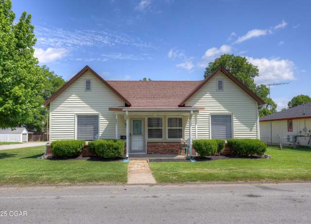Property at 731 W 13th St, Webb City, MO 64870, 2 beds, 1.5 baths