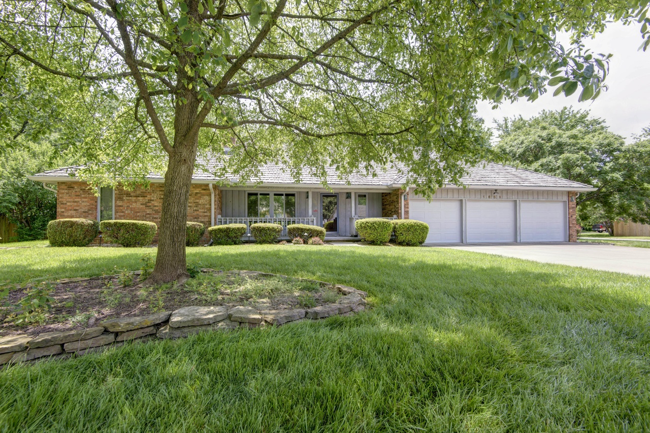 1656 E Buena Vista St, Springfield, MO 65804 | MLS# 60243048 | Redfin