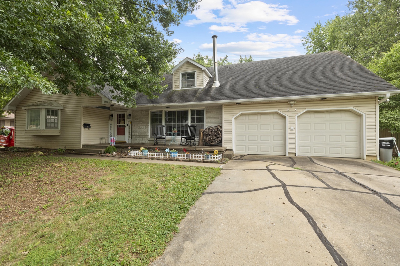 1514 W Broadmoor St, Springfield, MO 65807 | MLS# 60272443 | Redfin