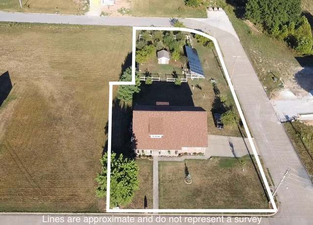 Property at 380 S Hartford Ave, Bolivar, MO 65613, 3 beds, 2.5 baths