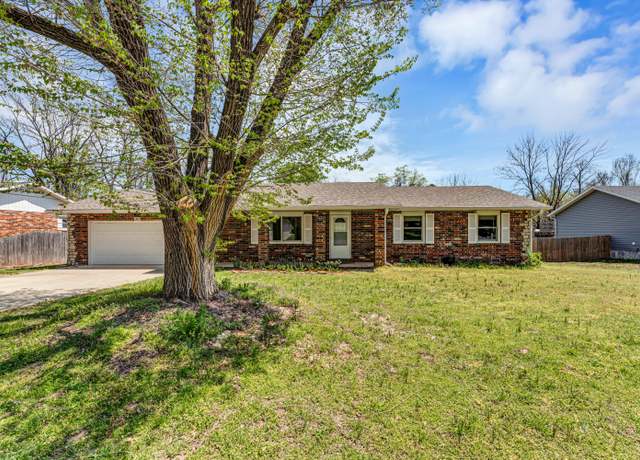Property at 1024 S Oakland Ave, Bolivar, MO 65613, 3 beds, 2.5 baths