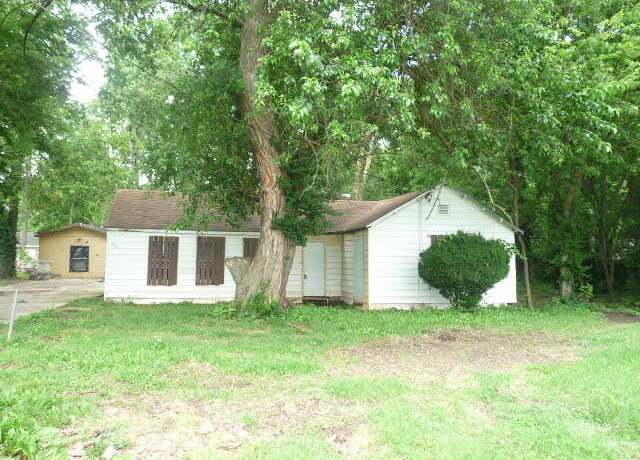 Property at 1831 N Golden Ave, Springfield, MO 65802, 2 beds, 1 bath
