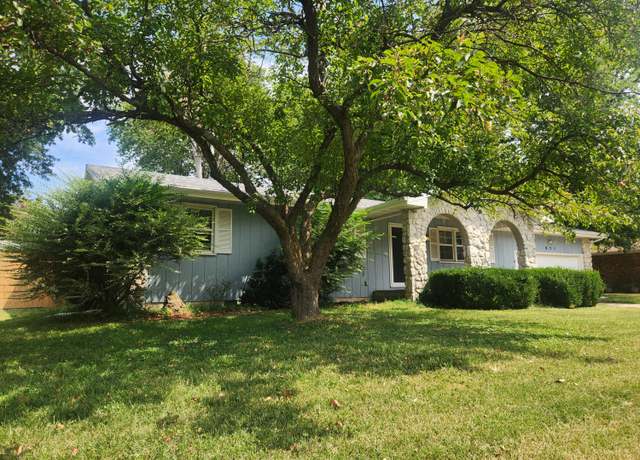 Property at 831 E Burford St, Marshfield, MO 65706, 3 beds, 2 baths