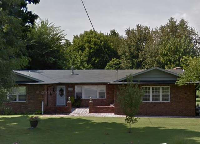 Property at 2815 E Loren St, Springfield, MO 65804, 3 beds, 2 baths