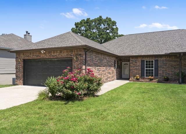 Property at 457 Avondale Dr, Branson, MO 65616, 4 beds, 3 baths
