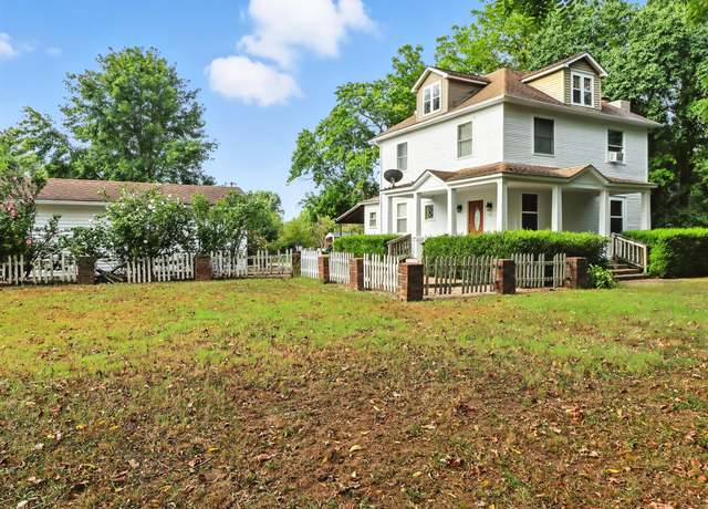 Property at 2204 Gleghorn St, West Plains, MO 65775, 4 beds, 2 baths