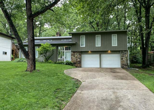 Property at 881 S Mission Cir, Springfield, MO 65809, 3 beds, 2.5 baths