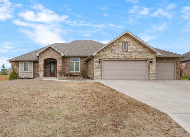 Property at 1560 S Hedgewood Dr, Bolivar, MO 65613, 3 beds, 2.5 baths