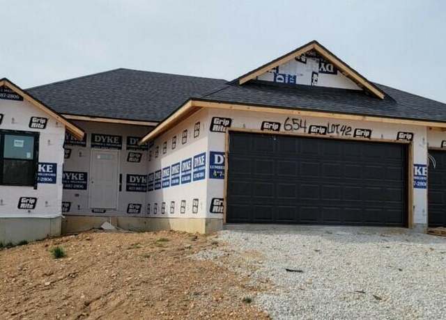 Property at 654 W Pinewood St, Nixa, MO 65714, 3 beds, 2 baths