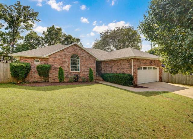Property at 2392 W Cantebury St, Springfield, MO 65810, 3 beds, 2 baths