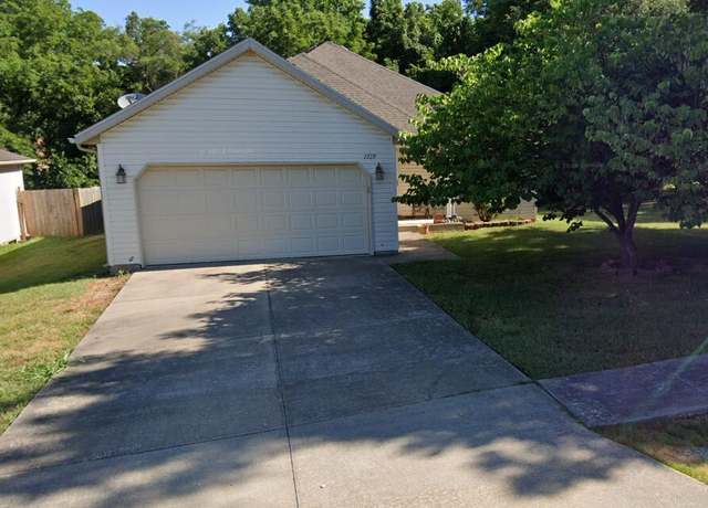Property at 2729 W Delmar St, Springfield, MO 65802, 3 beds, 2 baths