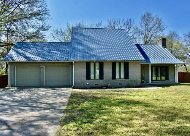 Property at 826 E Division St, Bolivar, MO 65613, 3 beds, 2.5 baths