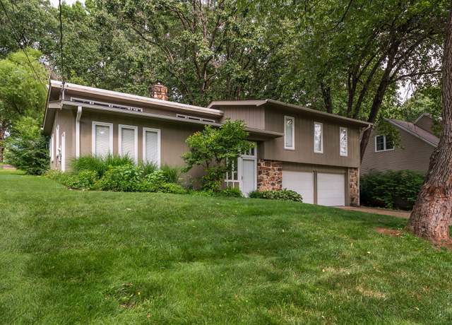 Property at 881 S Mission Cir, Springfield, MO 65809, 3 beds, 2.5 baths