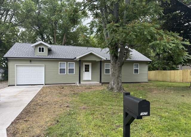 Property at 1922 S Village Ln, Bolivar, MO 65613, 3 beds, 2.5 baths