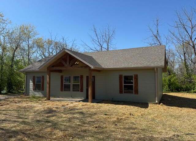 Property at 425 E South St, Mountain Grove, MO 65711, 3 beds, 2 baths