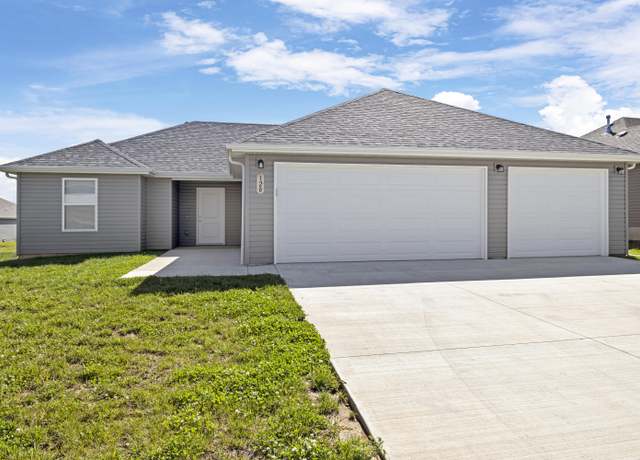 Property at 120 Pin Oak Dr, Aurora, MO 65605, 3 beds, 2 baths