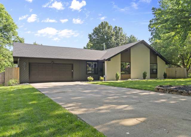 Property at 841 W Primrose St, Springfield, MO 65807, 3 beds, 2 baths