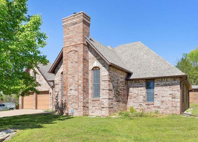 Property at 170 Oakridge Ave, Branson, MO 65616, 4 beds, 2 baths