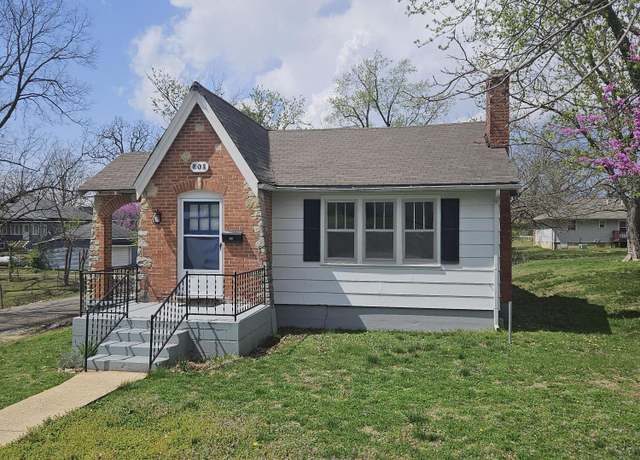 Property at 601 N Harris St, Willow Springs, MO 65793, 2 beds, 1.5 baths