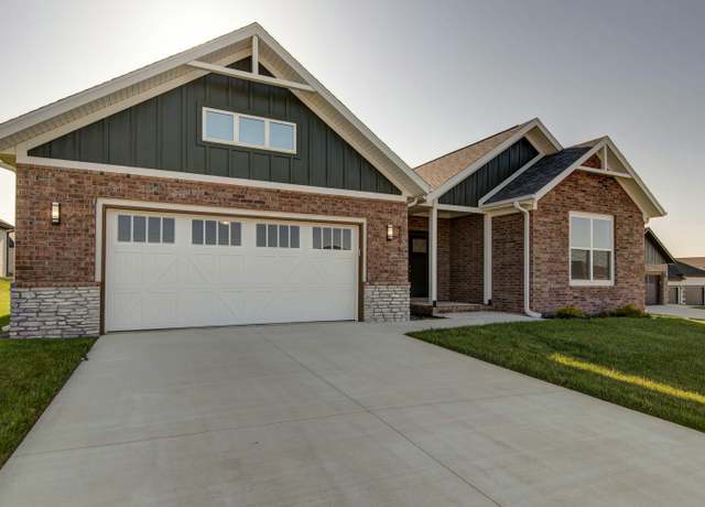 Property at 5896 Applewood Ave, Springfield, MO 65810, 4 beds, 2.5 baths