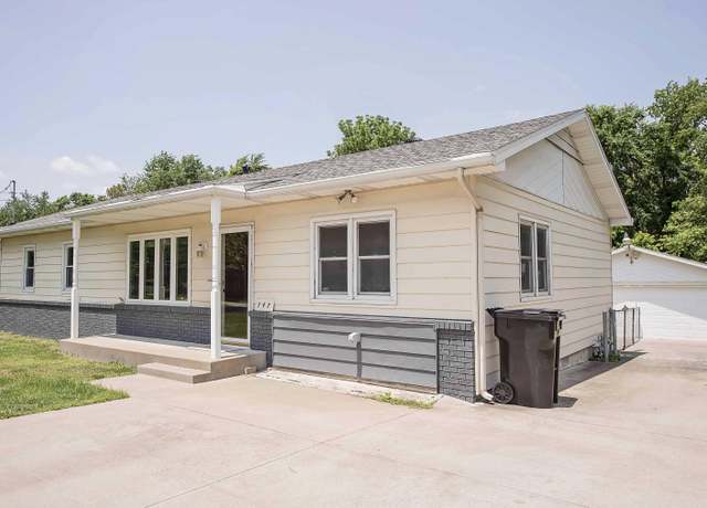 Property at 747 E Smith St, Springfield, MO 65803, 4 beds, 2 baths