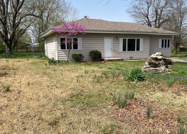 Property at 715 Sunshine Dr, Aurora, MO 65605, 3 beds, 1 bath