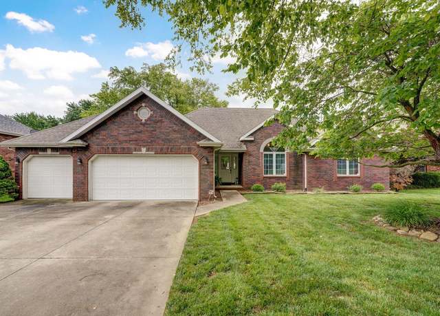 Property at 1010 E Lakewood St, Springfield, MO 65810, 3 beds, 2 baths