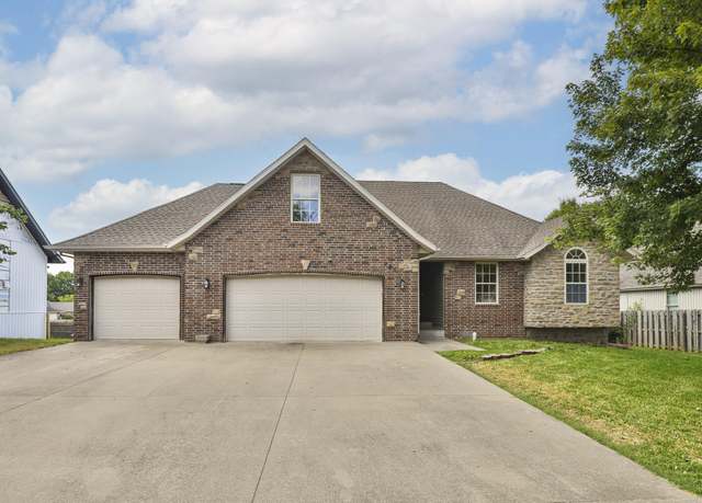 Property at 923 N Travis St, Republic, MO 65738, 5 beds, 3 baths