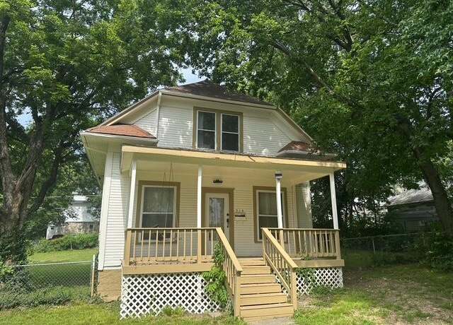 Property at 514 N Joplin Ave, Joplin, MO 64801, 3 beds, 2 baths