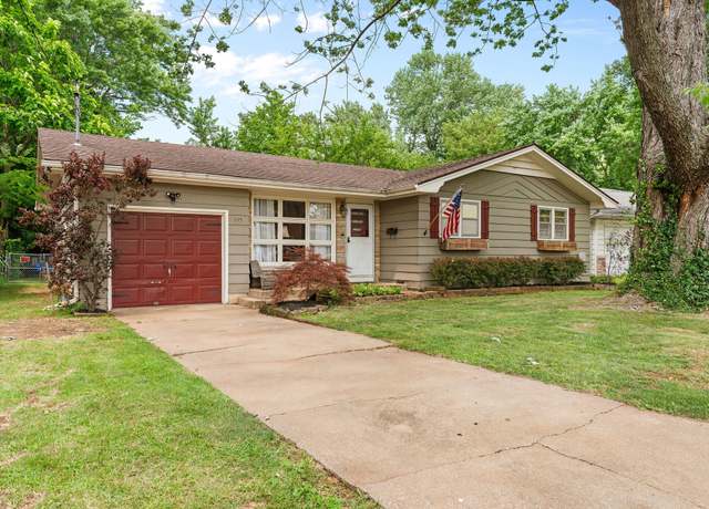 Property at 215 W Kingsbury St, Springfield, MO 65807, 3 beds, 1.5 baths