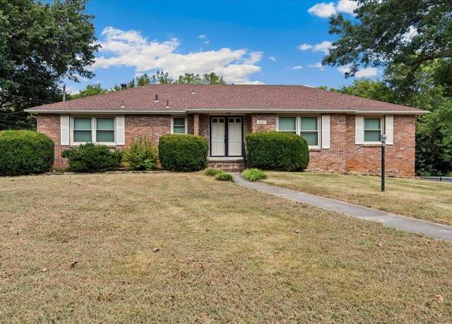 Property at 2521 E Edgewood St, Springfield, MO 65804, 3 beds, 3 baths