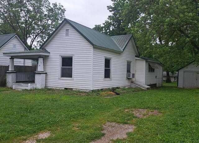 Property at 32 W St. Louis St, Aurora, MO 65605, 2 beds, 1 bath