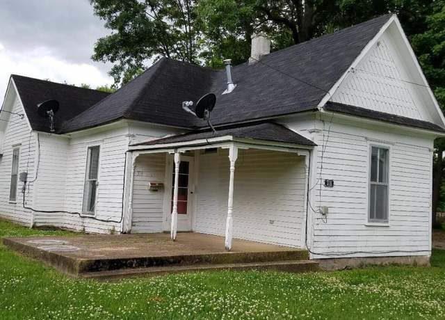 Property at 318 W Jackson St, Marshfield, MO 65706, 3 beds, 1 bath