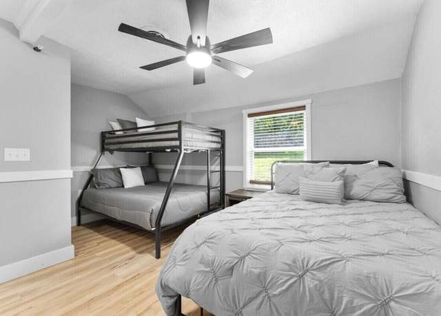 Property at 418 S 5th St, Branson, MO 65616, 3 beds, 2 baths