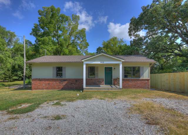 Property at 612 Baxter St, Neosho, MO 64850, 3 beds, 2 baths