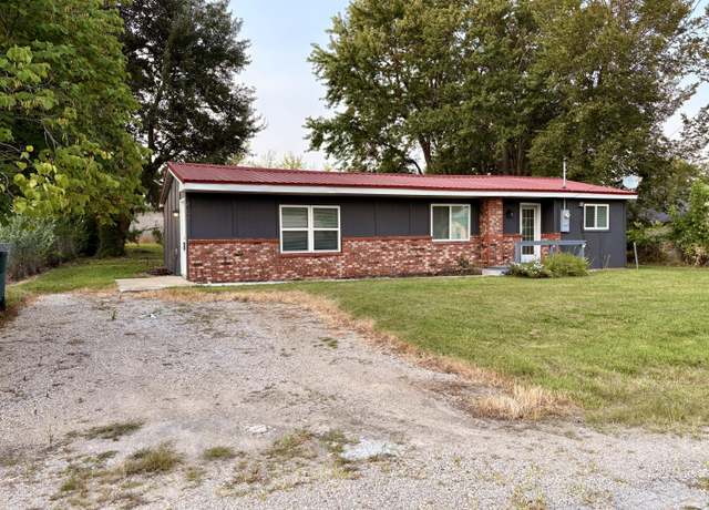 Property at 409 E Washington St, Seymour, MO 65746, 3 beds, 2 baths
