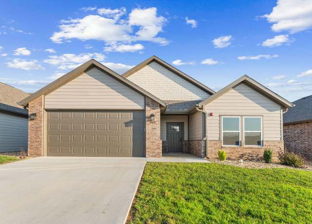 Property at 371 Stillwood Dr, Branson, MO 65616, 4 beds, 3 baths