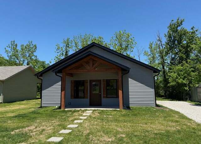 Property at 429 E South St, Mountain Grove, MO 65711, 3 beds, 2 baths