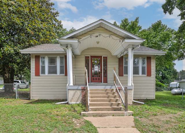 Property at 509 W Olive St, Bolivar, MO 65613, 2 beds, 1.5 baths